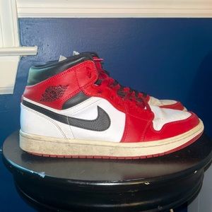 Chicago Jordan 1 mid’s